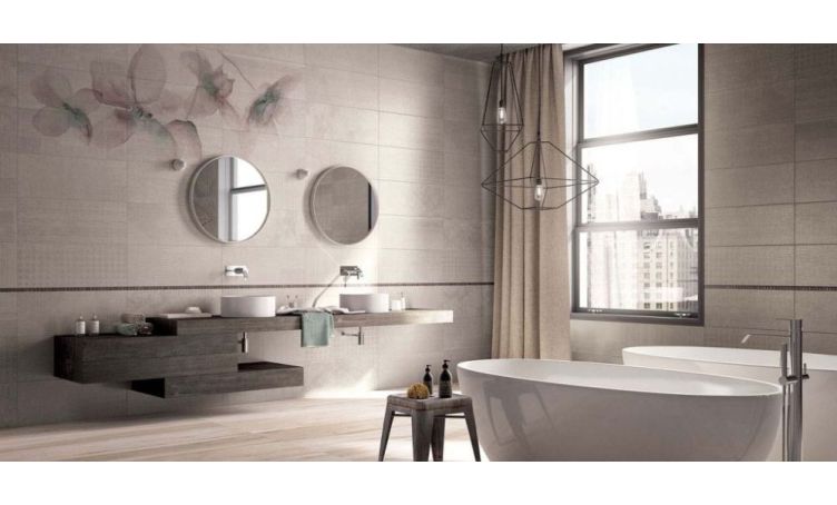 Revêtement mural de salle de bains du sol au plafond : idées de design et conseils pratiques